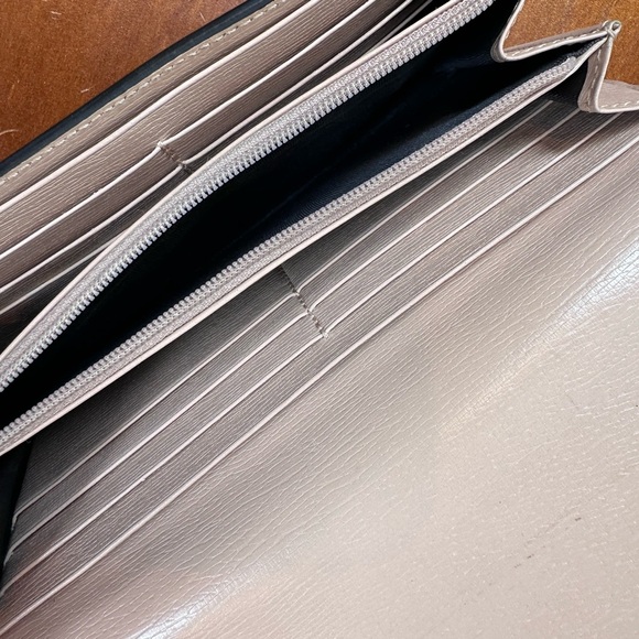 Auth Gucci Flora Leather Beige X
Multicolor Long Wallet W/Box - Picture 10 of 16